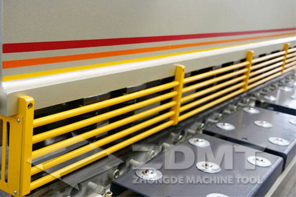 简略单纯式防护栅栏.jpg 简略单纯式防护栅栏.jpg