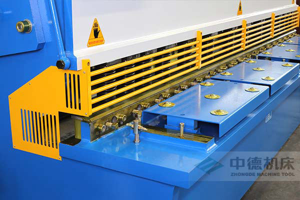 ZDS-432剪板机进料口,宁静防护,进料无阻,又能间接旁观到灯光对线的剪切地位.jpg ZDS-432剪板机进料口,宁静防护,进料无阻,又能间接旁观到灯光对线的剪切地位.jpg